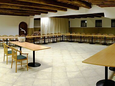 Conferentieruimte met een totale oppervlakte van 134 m2 in het Hotel Gastland M1 bij Paty, Hongarije