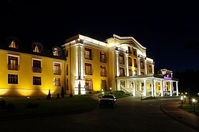 Luxe hotels in Hongarije - het gebouw van het vijfsterren Polus Palace Thermaal Golf Club Hotel bij avondlicht
