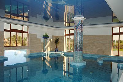 Spa- en wellnesscentrum in het vijfsterren Hotel Polus Palace in God, Hongarije - binnenbad