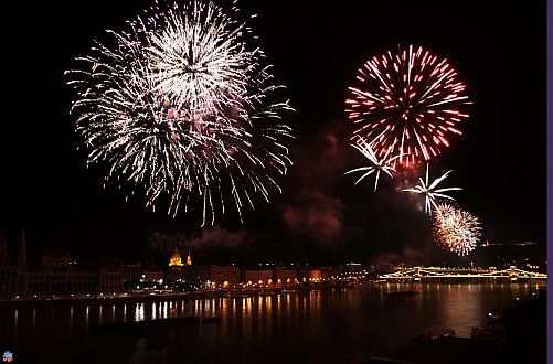 Prachtig panoramauitzicht over de Donau en het vuurwerk erboven vanuit de kamers van het Hotel Novotel Danube in Boedapest