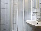 De kamers in het Hotel Jagello in Boedapest zijn voorzien van eigen badkamer met douche