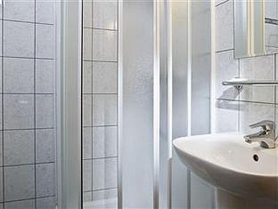 De kamers in het Hotel Jagello in Boedapest zijn voorzien van eigen badkamer met douche