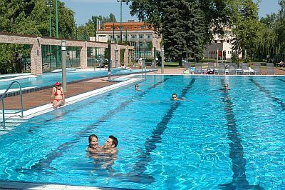 Groot zwembad in Boeda in het Hotel Holiday Beach, Hongarije