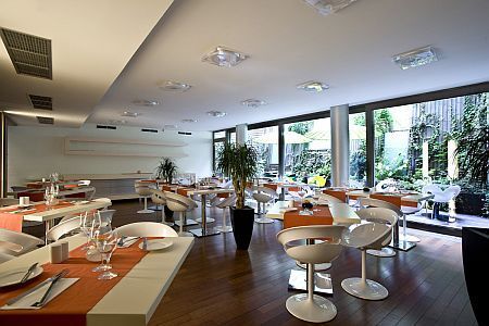 Gezellige ontbijtzaal/restaurant in het 4-sterren Design Hotel Lanchid 19 in Boedapest, Hongarije