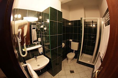 Badkamer in het goedkope driesterren Hotel Metro in het centrum van Boedapest, vlakbij het Station West