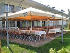 Romantisch 4-sterren hotel in Zsambek, Hongarije - gezellig terrasje van het Szepia Bio and Art Hotel