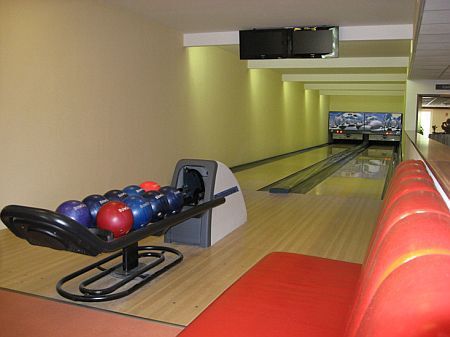 Bowlingbaan in het viersterren Szepia Bio and Art Hotel in Zsambek, Hongarije - actieve recreatie in het stroomgebied van Zsambek