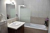 Elegante badkamer in het Kasteelhotel Forster in Bugyi, gelegen in de buurt van Boedapest, de hoofdstad van Hongarije