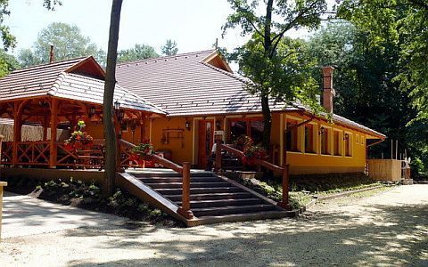 Jachtherberg (tscharda) Forster in Bugyi met Hongaarse specialiteiten in een stille en rustige omgeving