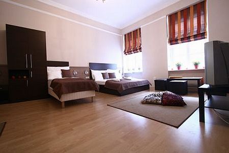 Beschikbare hotelkamer in district 7, in het hart van Boedapest, vlakbij het Blaha Lujza plein tegen zeer aantrekkelijke prijzen