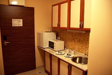 Appartement met badkamer en keuken in het Hotel Six Inn in de buurt van het Station West voor actieprijzen