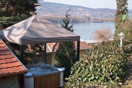 Hotel Castle en Wellness - jacuzzi met uitzicht op de Donau 