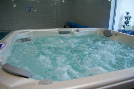 Bagoly Inn, Gyömrõ - Jacuzzi in de Bagoly Inn voor wellnessliefhebbers