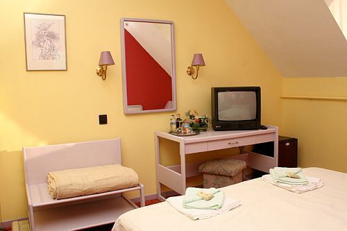Tweepersoonskamer in het driesterren Hotel Liget in Erd - thermaalhotels in Hongarije