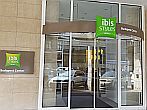 Ibis Styles Budapest Center - ingang van het 4-sterrenIbis Styles Budapest Center op de Rakoczi weg (Rákóczi út) voor actieprijzen