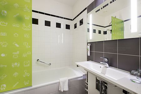 Ibis Styles Budapest Center - badkamer van het viersterren hotel in Boedapest, Hongarije met toiletartikelen