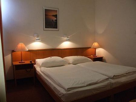 Mooie goedkope tweepersoonskamer in een 3-sterren hotel in Boedapest, Hongarije - Hotel Griff